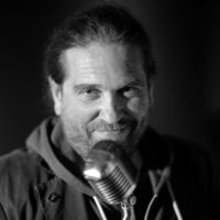 Mark Lesser voix off