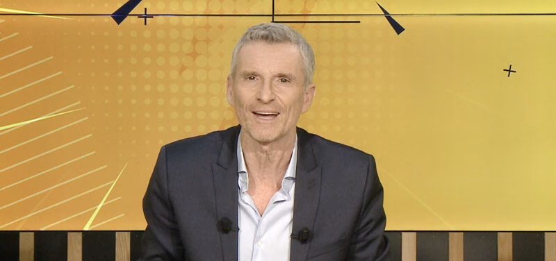 Présentateur en costume sur un plateau doré, webcast live Crédit Agricole Brie Picardie par Sonacom