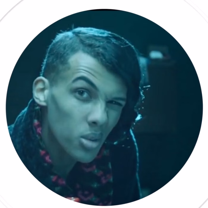 Chanteur en gros plan dans un cercle aux teintes vertes, film promotionnel Digster réalisé par Sonacom