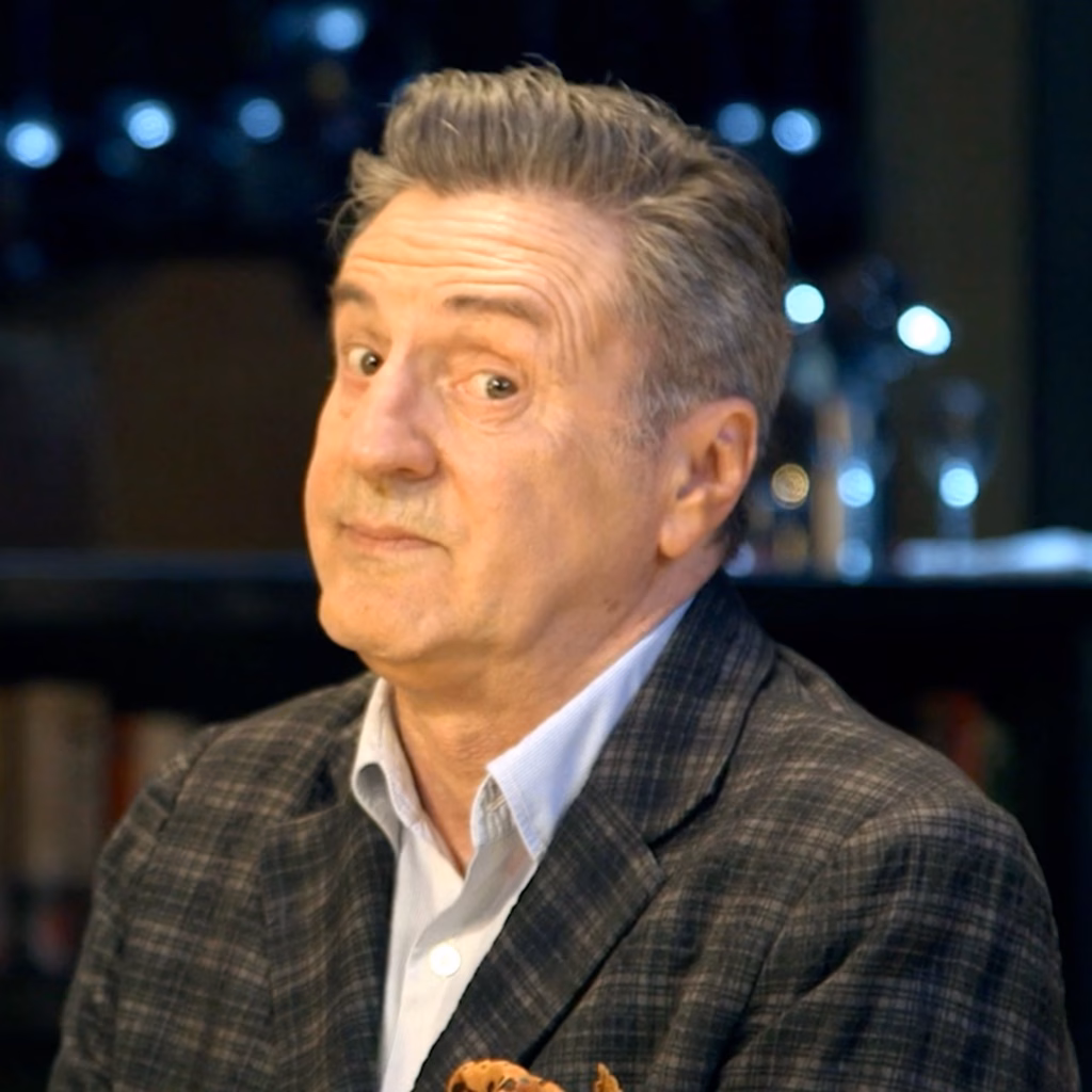 Comédien au regard surpris dans un bar, bande-annonce de la pièce « L'envers du décor » par Sonacom