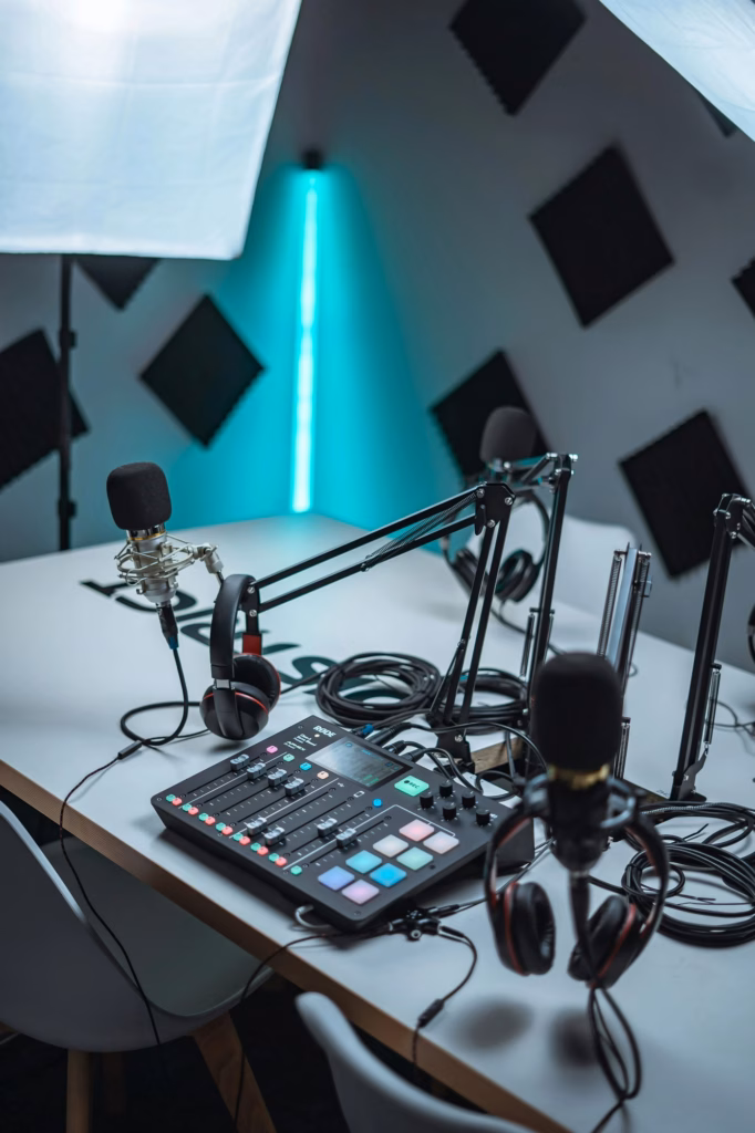 Home-studio podcast équipé d'une console RodeCaster et d'un néon turquoise