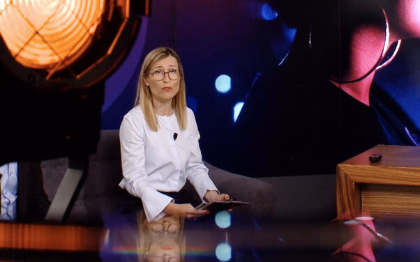 Intervenante sur un plateau habillé de lanternes lumineuses, webcast Lenovo réalisé par Sonacom