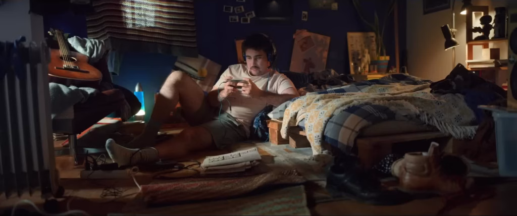 Enfants allongés dans une chambre en désordre, signature vocale et sonore Orange par Sonacom