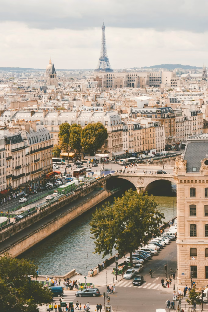 Vue en hauteur de Paris, la Seine au premier plan et la Tour Eiffel au fond