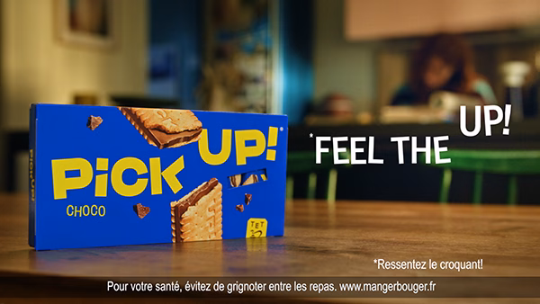 Étui de Pick Up ! Choco sur une table, adaptation française des spots par Sonacom