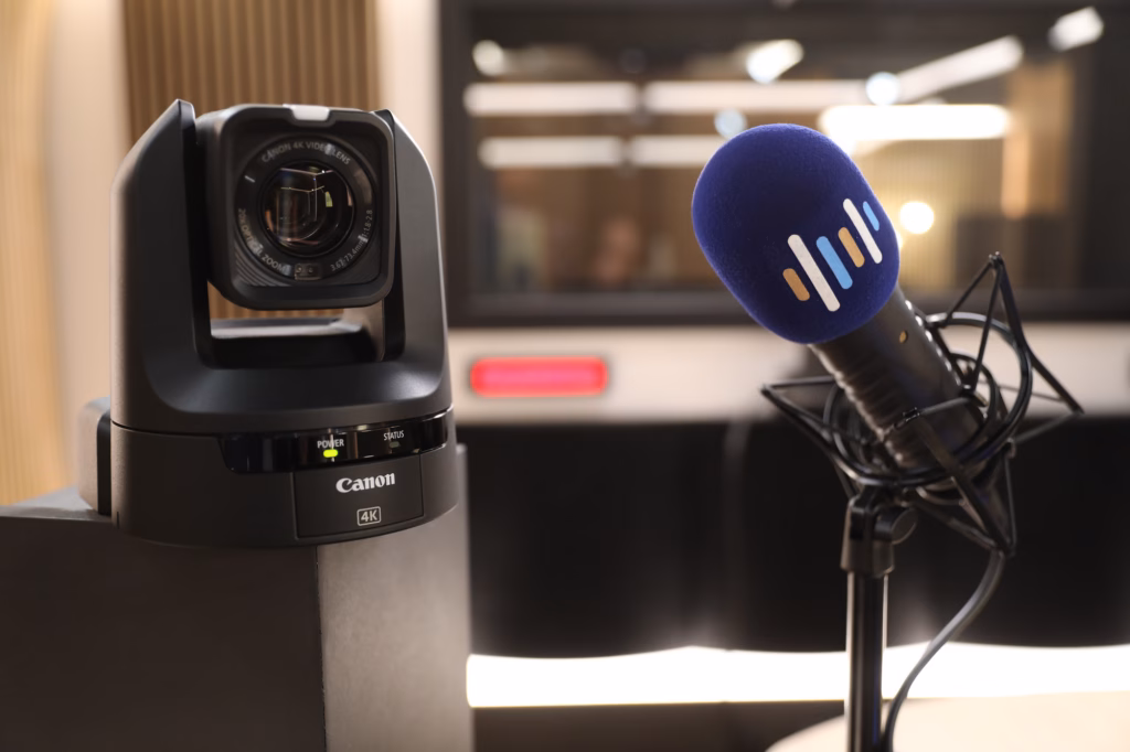 Caméra tourelle PTZ 4K et micro à bonnette du Studio Podcast by Sonacom pendant un tournage de podcast vidéo