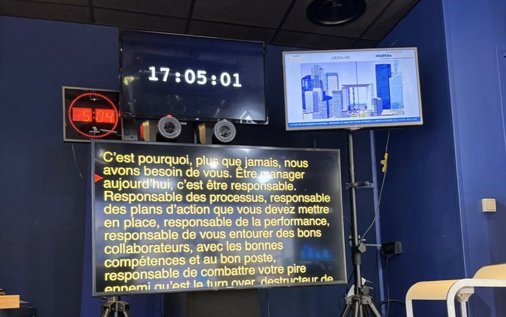 Écran de prompteur et horloge de régie pendant l'enregistrement d'une émission