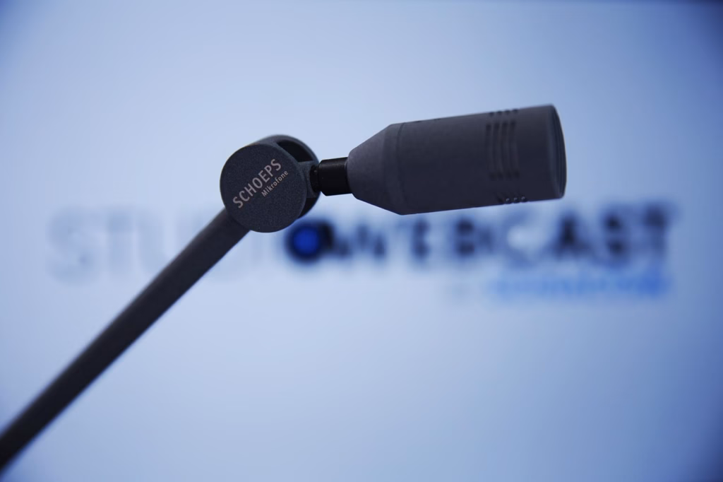 Microphone broadcast Schoeps installé sur le plateau TV du Studio Webcast