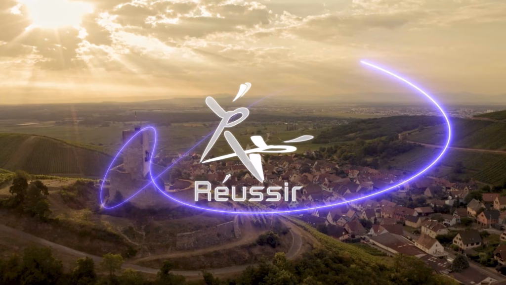 Logo Réussir en lumière au-dessus d'un paysage de vignes, habillage du congrès AXA Réussir 2025 par Sonacom