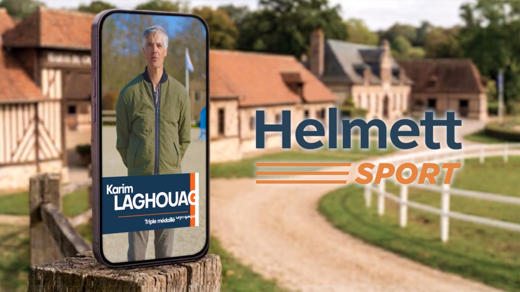 Karim Laghouag sur un écran de smartphone devant le Haras de Bory, contenus Helmett Sport réalisés par Sonacom