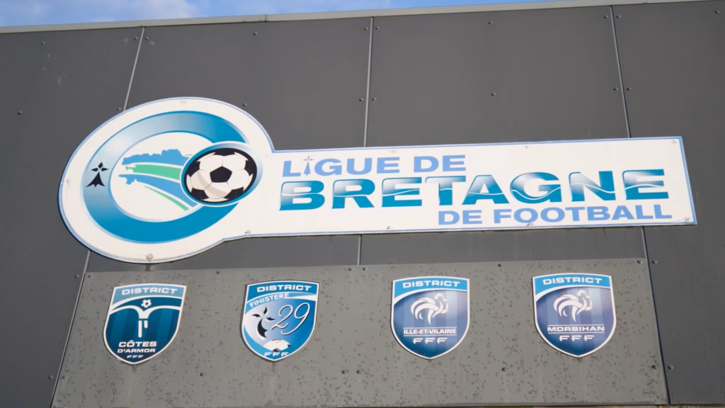 Panneau de la Ligue de Bretagne de football et écussons des districts, reportage Helmett Sport réalisé par Sonacom