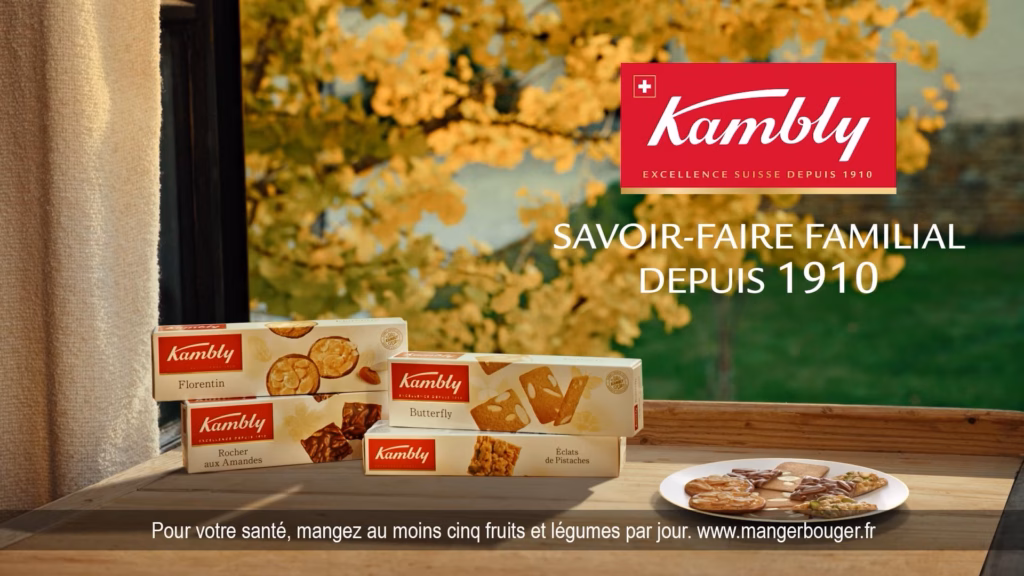 Biscuits Kambly sur une table devant un feuillage d'automne, spot TV préparé pour la diffusion par Sonacom