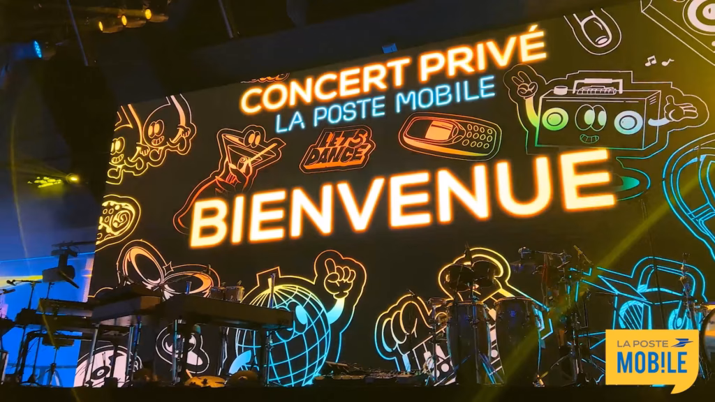 Écran néon « Concert privé La Poste Mobile, bienvenue », captation du concert de Juliette Armanet par Sonacom