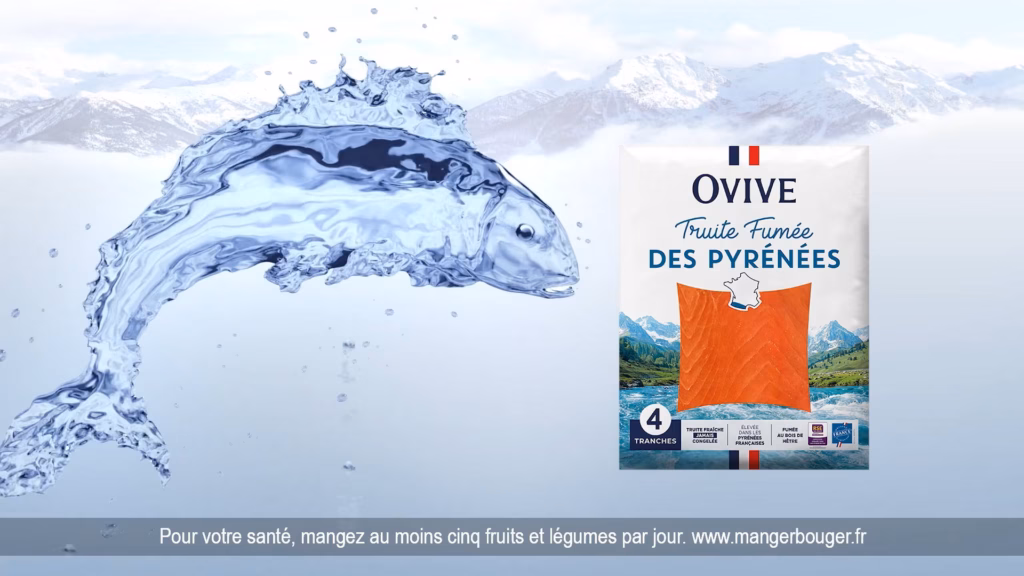 Truite stylisée en eau devant un paquet de truite fumée Ovive, billboard TV réalisé par Sonacom