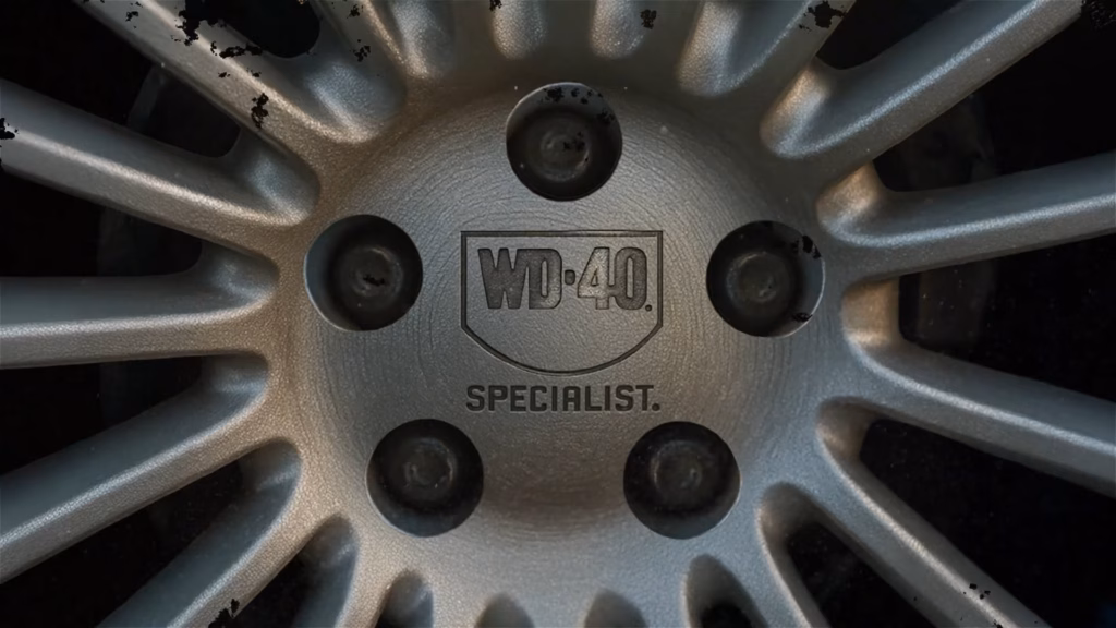 Logo WD-40 Specialist gravé sur une jante, billboard Wheeler Dealers France réalisé par Sonacom